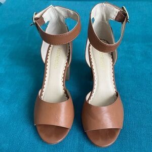 Restricted women’s sandal heels